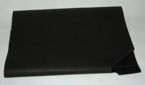 Schwarze Geräuschisolierung aus flexiblem Material, geeignet für die Außeneinheit von Daikin Altherma 3 R W, liegt flach und sauber auf einer Oberfläche.